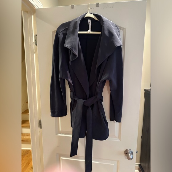 Lululemon Softstreme Belted Wrap size XL/XXL. Black. Worn once.Perfect condition - Picture 6 of 9